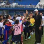 Pemain Persib Bandung Layvin Kurzawa menyapa peserta coaching clinic untuk pesepakbola putri u8, u10, u12 di stadion Persib.