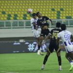 Aksi perebutan bola antar pemain Persib Bandung dan Dewa United dalam lanjutan Super League pekan ke 28. (dok Persib)