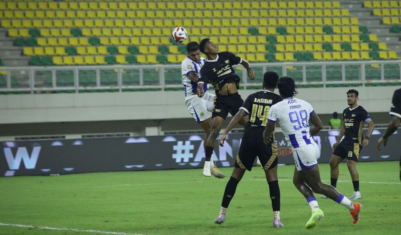 Aksi perebutan bola antar pemain Persib Bandung dan Dewa United dalam lanjutan Super League pekan ke 28. (dok Persib)