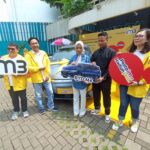 Melani, pemenang grand prize IMPoin berfoto bersama dengan jajaran manajerial IOH. (Taofik Hidayat/Radar Bandung)