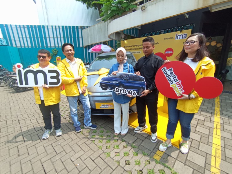 Melani, pemenang grand prize IMPoin berfoto bersama dengan jajaran manajerial IOH. (Taofik Hidayat/Radar Bandung)