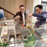 Thomas Tandi, Marketing Manager Podomoro Park (kanan) dan Rindra Setyawan, Regional Consumer Bankig Head Ro 9 Bandung (kiri) berbincang pada acara BRI Consumer Expo 2026. (ist)