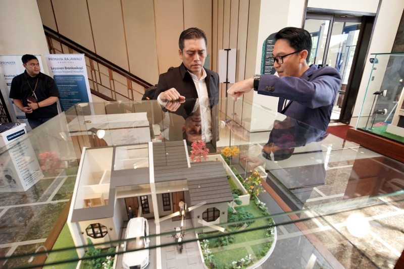 Thomas Tandi, Marketing Manager Podomoro Park (kanan) dan Rindra Setyawan, Regional Consumer Bankig Head Ro 9 Bandung (kiri) berbincang pada acara BRI Consumer Expo 2026. (ist)