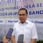 Rektor IPB Dr. Alim Setiawan Slamet, S.TP.,M.Si., saat ditemui di Desa Tugumukti, Kecamatan Cisarua, Kabupaten Bandung Barat, Jumat (24/4/2026). Foto Hendra Hidayat/Radar Bandung