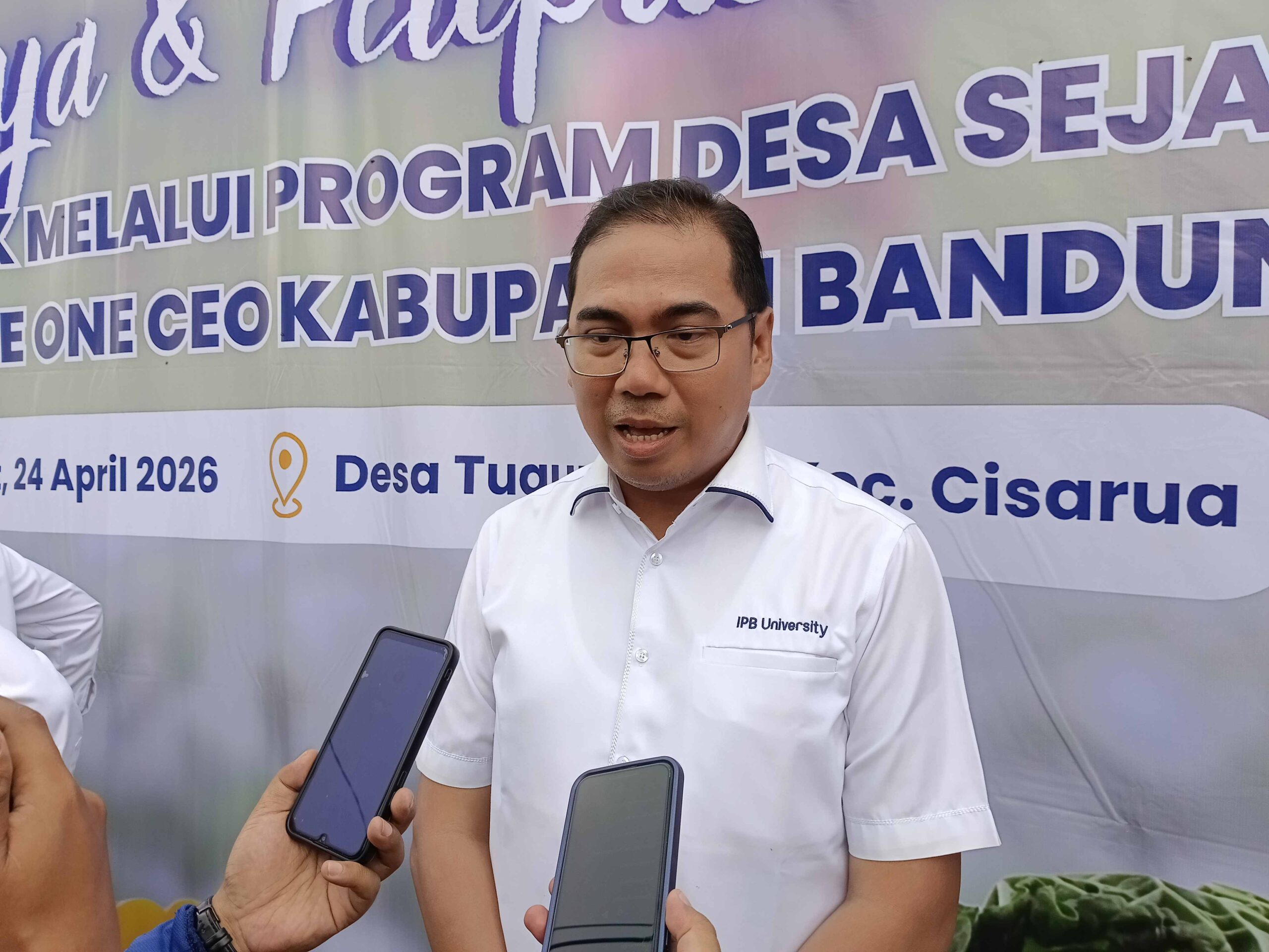Rektor IPB Dr. Alim Setiawan Slamet, S.TP.,M.Si., saat ditemui di Desa Tugumukti, Kecamatan Cisarua, Kabupaten Bandung Barat, Jumat (24/4/2026). Foto Hendra Hidayat/Radar Bandung