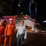 Nhân viên Công ty Điện lực Sài Gòn làm việc với đơn vị quản lý bảng quảng cáo ngoài trời.