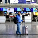 Một hành khách đi qua khu vực nhà ga sau khi các chuyến bay được nối lại tại sân bay quốc tế Imam Khomeini - Ảnh: REUTERS