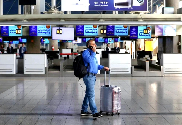 Một hành khách đi qua khu vực nhà ga sau khi các chuyến bay được nối lại tại sân bay quốc tế Imam Khomeini - Ảnh: REUTERS