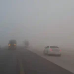 رياح وضباب يضربان مناطق واسعة