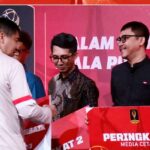 Jurnalis Radar Bandung, Ferry Prakosa (kanan), menerima penghargaan juara ketiga kategori media cetak dalam Lomba Karya Media Piala Presiden 2025 pada acara penganugerahan di SCTV Tower, Jakarta, Minggu (12/4). Karyanya mengangkat gengsi laga final internasional serta dampak ekonomi lokal dari gelaran Piala Presiden.