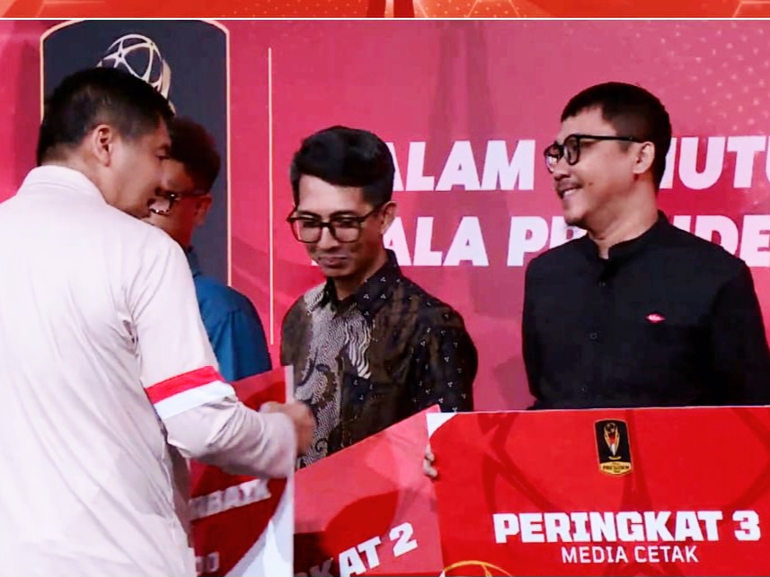 Jurnalis Radar Bandung, Ferry Prakosa (kanan), menerima penghargaan juara ketiga kategori media cetak dalam Lomba Karya Media Piala Presiden 2025 pada acara penganugerahan di SCTV Tower, Jakarta, Minggu (12/4). Karyanya mengangkat gengsi laga final internasional serta dampak ekonomi lokal dari gelaran Piala Presiden.