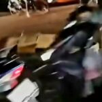 Kondisi korban di lokasi kejadian usai kecelakaan maut di Jalan A H Nasution, Kota Bandung, Selasa (14/4) malam. Insiden diduga melibatkan kendaraan truk yang hingga kini masih dalam penyelidikan polisi.(Tangkapan Layar)