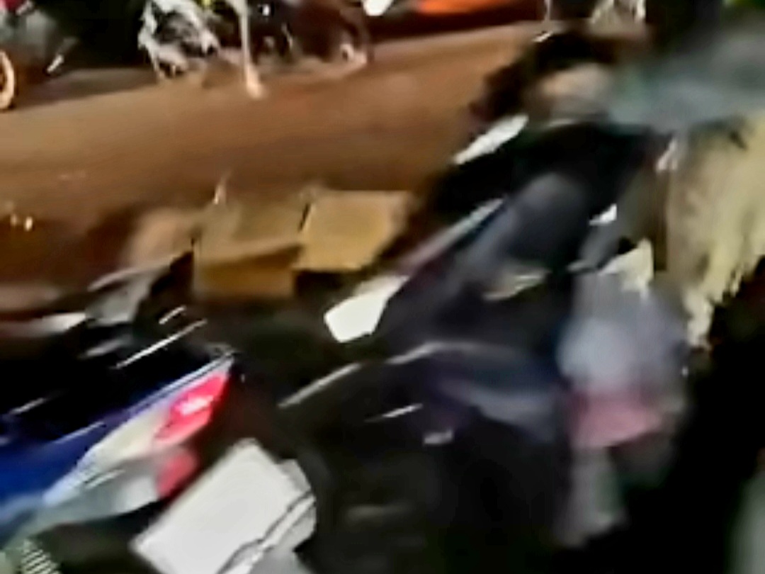Kondisi korban di lokasi kejadian usai kecelakaan maut di Jalan A H Nasution, Kota Bandung, Selasa (14/4) malam. Insiden diduga melibatkan kendaraan truk yang hingga kini masih dalam penyelidikan polisi.(Tangkapan Layar)