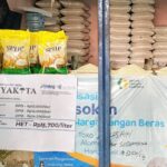 Persediaan beras dan stok Minyak Kita terlihat di salah satu kios Pasar Sederhana, Kota Bandung, saat pemantauan harga bahan pokok oleh Wali Kota Bandung, Muhammad Farhan. Pemkot Bandung memastikan pasokan dari Perum Bulog aman, namun perbedaan mekanisme distribusi dan tekanan global masih memengaruhi harga di tingkat pedagang.(Diwan Sapta Nurmawan/Radar Bandung)
