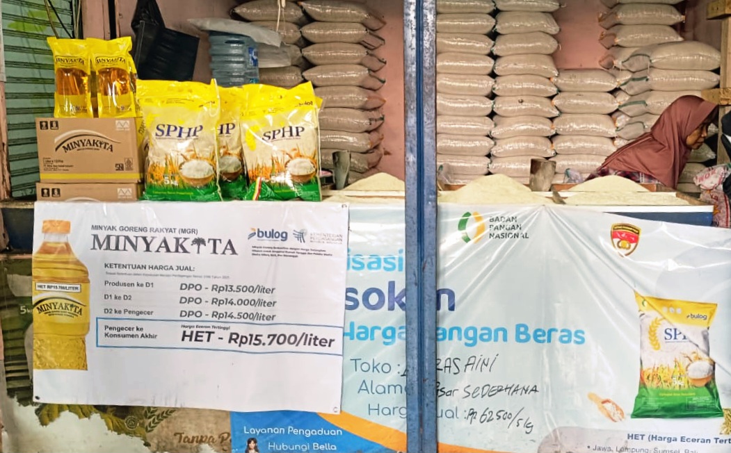 Persediaan beras dan stok Minyak Kita terlihat di salah satu kios Pasar Sederhana, Kota Bandung, saat pemantauan harga bahan pokok oleh Wali Kota Bandung, Muhammad Farhan. Pemkot Bandung memastikan pasokan dari Perum Bulog aman, namun perbedaan mekanisme distribusi dan tekanan global masih memengaruhi harga di tingkat pedagang.(Diwan Sapta Nurmawan/Radar Bandung)
