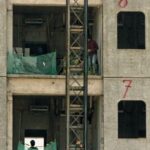 Ilustrasi. Seorang pekerja terlihat beraktivitas di proyek pembangunan gedung di Kota Bandung. Meski ribuan Persetujuan Bangunan Gedung (PBG) telah diterbitkan, kepatuhan pemilik bangunan dalam melaporkan progres pembangunan masih sangat rendah, sehingga menyulitkan pengawasan dan berpotensi melanggar aturan tata ruang.(Taofik Achmad Hidayat/Radar Bandung)