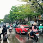 Kendaraan melintasi ruas jalan di Kota Bandung yang tampak basah dan tergenang usai hujan, memperlihatkan tantangan infrastruktur perkotaan yang masih dihadapi. Pemerintah Kota Bandung di bawah kepemimpinan Muhammad Farhan menargetkan percepatan pembenahan jalan, drainase, dan penerangan jalan umum (PJU) pada 2026 guna meningkatkan keselamatan dan kenyamanan pengguna jalan.(Diwan Sapta Nurmawan/Radar Bandung)
