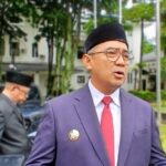 Wali Kota Bandung, Muhammad Farhan saat memberikan keterangan pada para awak media.(Diwan Sapta Nurmawan/Radar Bandung)