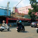 Kondisi lalu lintas dan aktivitas masyarakat di kawasan Cicadas, Kecamatan Cibeunying Kidul, Kota Bandung, yang padat dan menjadi salah satu titik strategis dalam rencana pengembangan jalur transportasi massal Bus Rapid Transit (BRT) yang dirancang melintasi 12 kecamatan.(Diwan Sapta Nurmawan/Radar Bandung)