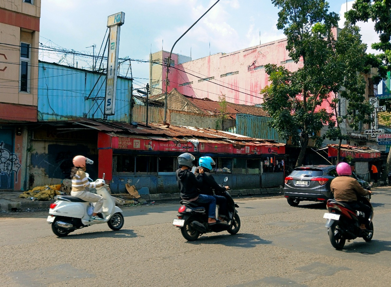 Kondisi lalu lintas dan aktivitas masyarakat di kawasan Cicadas, Kecamatan Cibeunying Kidul, Kota Bandung, yang padat dan menjadi salah satu titik strategis dalam rencana pengembangan jalur transportasi massal Bus Rapid Transit (BRT) yang dirancang melintasi 12 kecamatan.(Diwan Sapta Nurmawan/Radar Bandung)