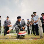 Wali Kota Bandung, Muhammad Farhan menaburkan bunga di pusara pahlawan saat ziarah peringatan 80 tahun Bandung Lautan Api di Taman Makam Pahlawan Cikutra, Kamis (23/4). Momen hening ini menjadi pengingat semangat pengorbanan para pejuang terus dilanjutkan untuk menghadapi tantangan kota masa kini.(Dok. Humas Pemkot Bandung)