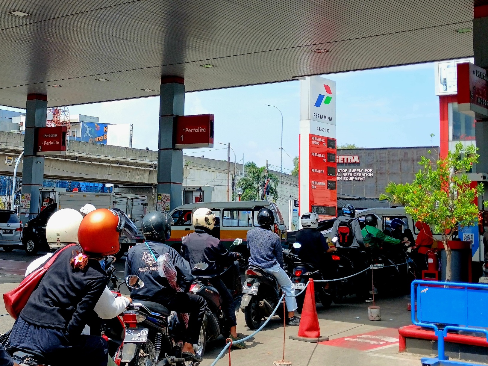 Unhappy After Being Rebuked for Cutting in Line, Motorcyclist in Bandung Threatens Driver with Airsoft Gun