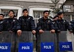 شرطة مكافحة الشغب أمام مجمع كاتدرائية "سانت إسبريت" في إسطنبول خلال زيارة البابا بنديكتوس السادس عشر، في 28 نوفمبر 2006.