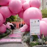 “爱·新生”花园吸引众多路人驻足。(沈艳 摄)