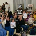 Napasigaw sa tuwa ang mga pamilya ng mga biktima ng extrajudicial killings habang pinapanood ang live feed ng appeals chamber ng International Criminal Court (ICC) sa UP Diliman, Quezon City, matapos tanggihan ng korte ang apela ni dating Pangulong Rodrigo Duterte na siya’y palayain at ibasura ang kanyang kaso kaugnay ng hurisdiksiyon.