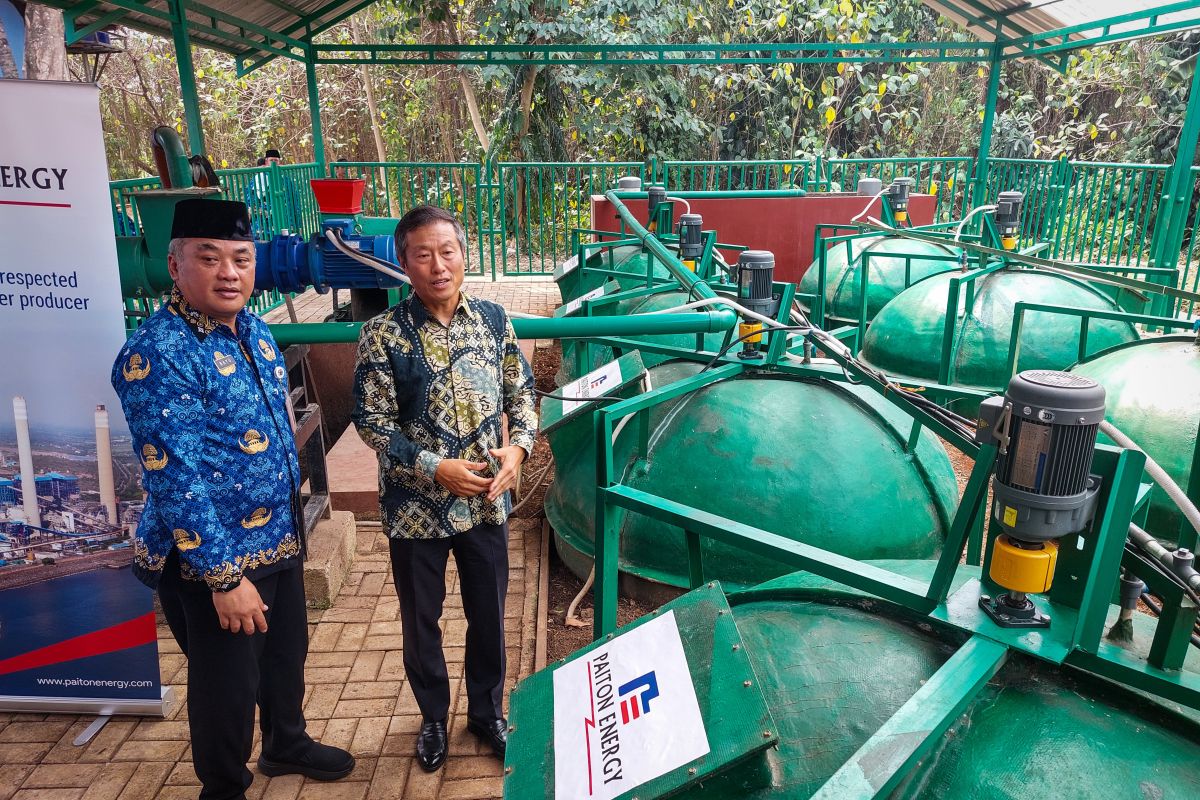 Head of the DKI Jakarta Provincial Parks and Urban Forest Agency, Bayu Meghantara, inspects the Waste-to-Energy (WtE) and Learning Center at Ragunan Wildlife Park in South Jakarta on Tuesday (September 19, 2023). /ANTARA/Erlangga Bregas Prakoso.