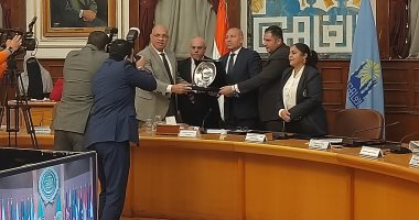 الدكتور إبراهيم صابر محافظ القاهرة اثناء التكريم