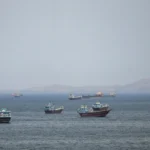 Tàu thuyền trên eo biển Hormuz, trong ảnh chụp từ Musandam, Oman hôm 22-4 - Ảnh: REUTERS