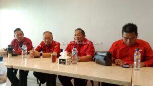 Ketua DPD PDIP Sumut, Rapidin Simbolon dan para wakil ketua DPD saat berbincang dengan wartawan. (jones gultom)