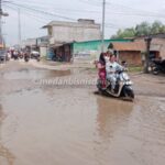 Kondisi jalan Pagurawan, Kabupaten Batu Bara yang rusak parah bagai kubangan kerbau akan segera diperbaiki. (ahmad putra)