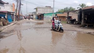 Kondisi jalan Pagurawan, Kabupaten Batu Bara yang rusak parah bagai kubangan kerbau akan segera diperbaiki. (ahmad putra)