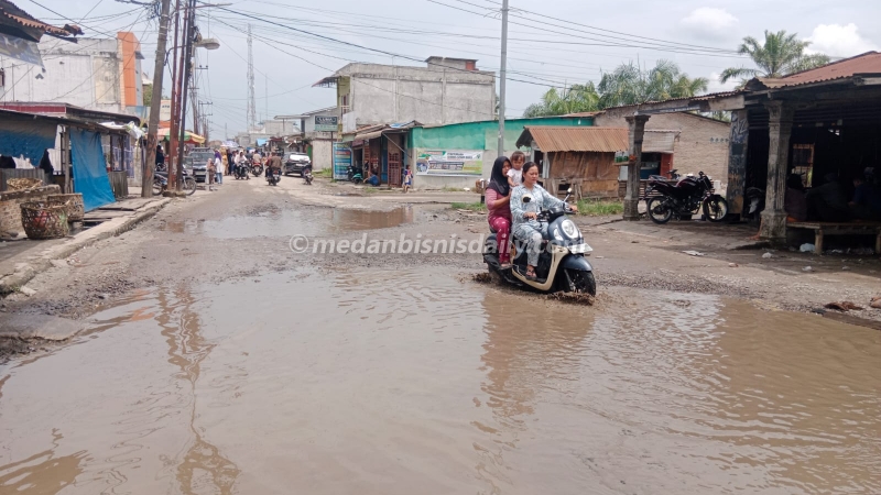 Kondisi jalan Pagurawan, Kabupaten Batu Bara yang rusak parah bagai kubangan kerbau akan segera diperbaiki. (ahmad putra)