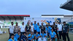 Tim Newsroom FC Labuhanbatu bersama Manajer (tengah) dan official. (zainul bahri siregar)