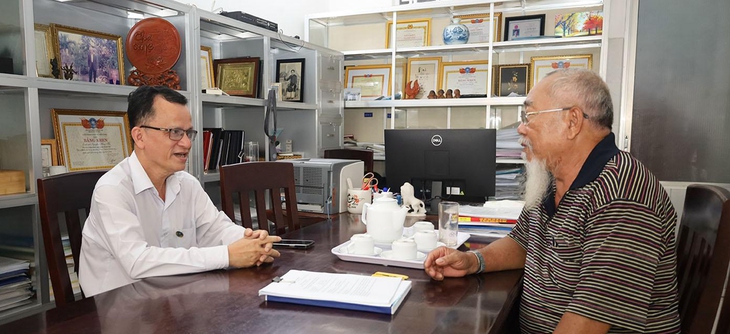 Một luật sư ở tỉnh Khánh Hòa hỗ trợ người dân có khiếu nại về đất đai - Ảnh: ĐẠI HƯNG THỊNH