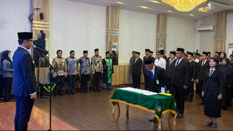 Wali Kota Medan, Rico Waas, melantik 76 pejabat manajerial dan fungsional di lingkungan Pemko Medan. (istimewa)