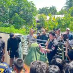 Massa menyampaikan tuntutan massa saat unjuk rasa di Kantor Desa Kota Galuh, Kecamatan Perbaungan, Sergai. (istimewa)