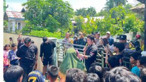 Massa menyampaikan tuntutan massa saat unjuk rasa di Kantor Desa Kota Galuh, Kecamatan Perbaungan, Sergai. (istimewa)