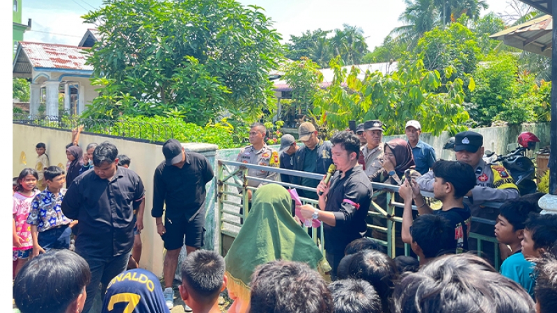 Massa menyampaikan tuntutan massa saat unjuk rasa di Kantor Desa Kota Galuh, Kecamatan Perbaungan, Sergai. (istimewa)