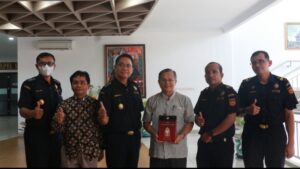 KPPBC Tipe Madya Pabean B Medan memfasilitasi pembebasan cukai anggur misa untuk Keuskupan Agung Medan. (istimewa)