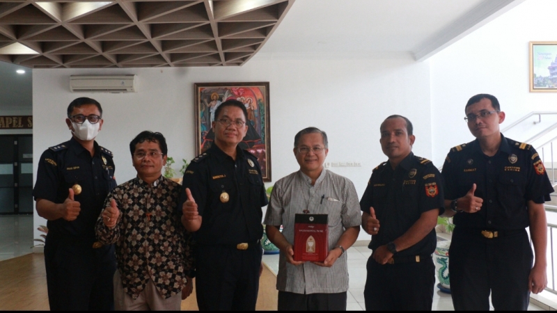 KPPBC Tipe Madya Pabean B Medan memfasilitasi pembebasan cukai anggur misa untuk Keuskupan Agung Medan. (istimewa)