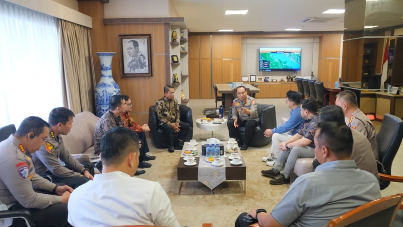 Pertamina Patra Niaga Regional Sumbagut dipimpin Executive General Manager (EGM) Sunardi bersama jajaran manajemen beraudiensi dengan Kapolda Riau Irjen Pol Dr Herry Heryawan SIK MH, di Mapolda Riau, Kamis (16/4/2026). (istimewa)