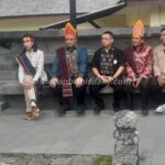 Menteri Pariwisata RI Widiyanti Putri Wardhana bersama Bupati Samosir Vandiko Timotius Gultom saat meninjau destinasi wisata Batu Persidangan Siallagan, Tomok, Simanindo. (robin nainggolan)