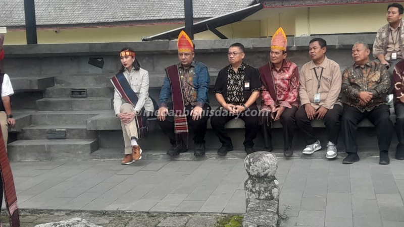 Menteri Pariwisata RI Widiyanti Putri Wardhana bersama Bupati Samosir Vandiko Timotius Gultom saat meninjau destinasi wisata Batu Persidangan Siallagan, Tomok, Simanindo. (robin nainggolan)