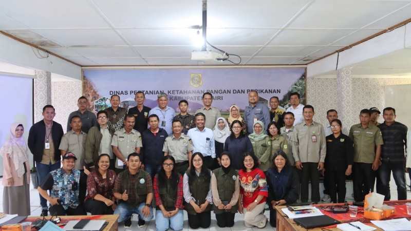 Kegiatan penguatan literasi keuangan bagi petani Dairi dan Pakpak Bharat yang melibatkan Pemkab Dairi, OJK, dan perbankan di Aula Dinas Pertanian Dairi. (istimewa)
