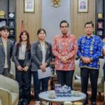 Wali Kota Medan, Rico Waas, berfoto bersama pengurus BEM Universitas Pelita Harapan. (istimewa)