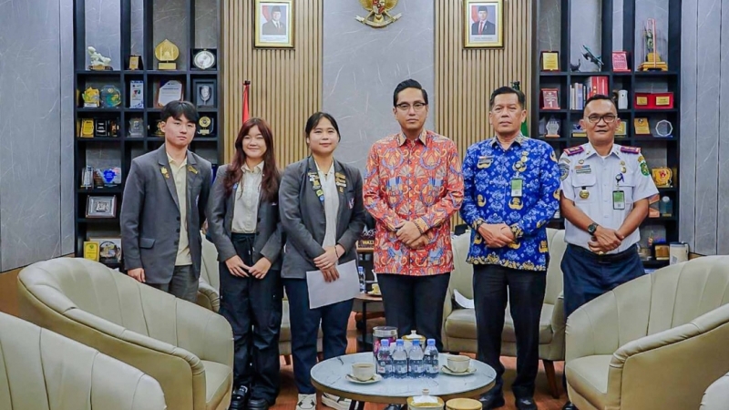 Wali Kota Medan, Rico Waas, berfoto bersama pengurus BEM Universitas Pelita Harapan. (istimewa)